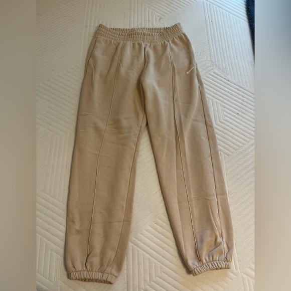 Women’s Nike essential sweatpants - Picture 3 of 7